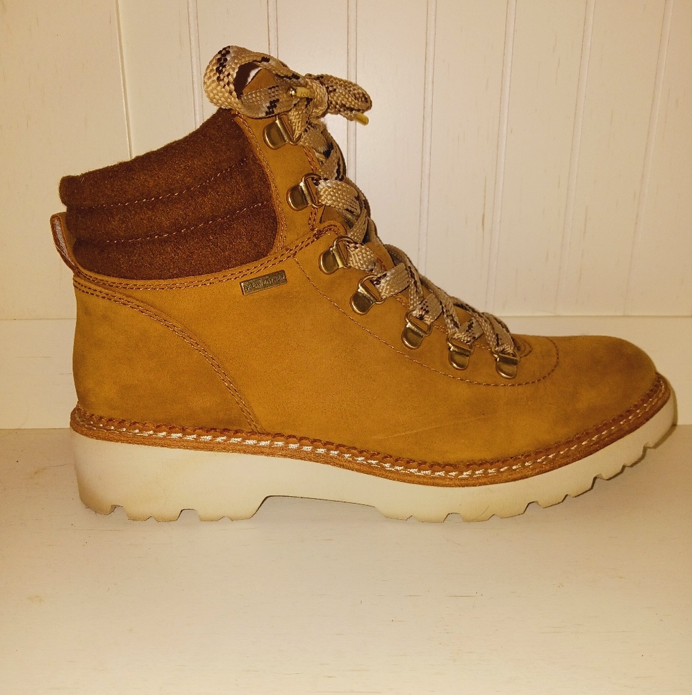 NWOT Bionica Boots